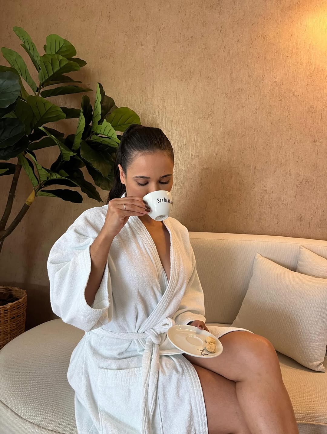 Cliente relaxando em spa urbano
